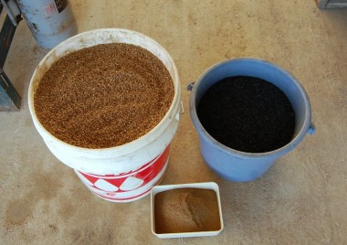 苗土材料、左はマサ土、右は薫炭（モミガラの炭）、下はバイオノ有機Ｓの三種混合