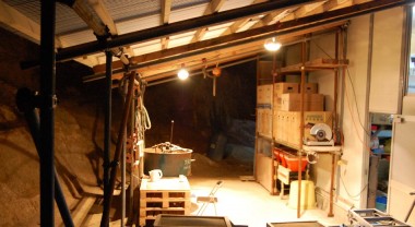 作業倉庫の軒先に仮設照明を取り付けて作業が捗る