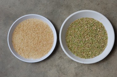左が良米、右が選別された未熟の玄米