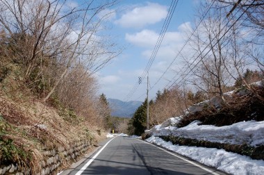 千代田と加計の間にあるウズラギ峠（600m以上？）には残雪が