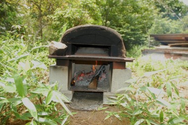 田んぼや畑の視察の後は裏山でピザを焼く