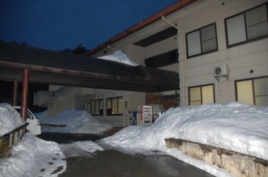 芸北文化ホールに18時過ぎ到着、雪が残っていた