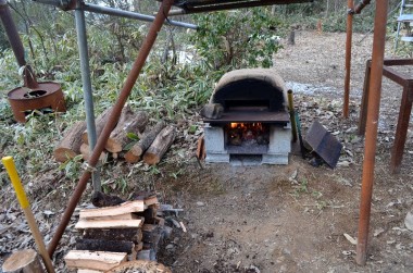 里山整備で生産された薪で石窯ピザ