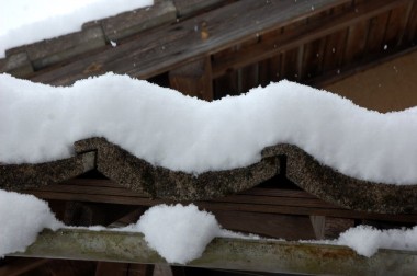 屋根には10cmの積雪
