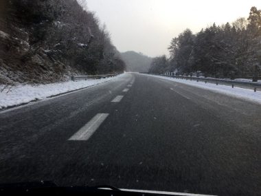 出発した中国道の北広島町付近は雪が舞っていた