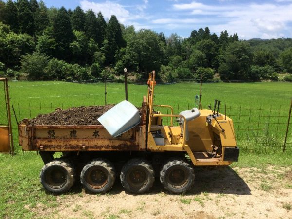 チップ堆肥、自宅裏山から畑までの1.5kmを運ぶ