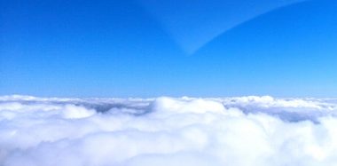 三瓶山からの帰りコースは雲の上をすれすれに飛ぶ