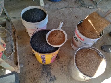 これが攪拌混合の一回分　山土＋クン炭＋発酵米糠