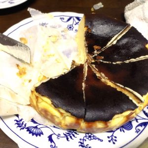ショウコちゃん作のバスクチーズケーキは部位によって味を楽しめた