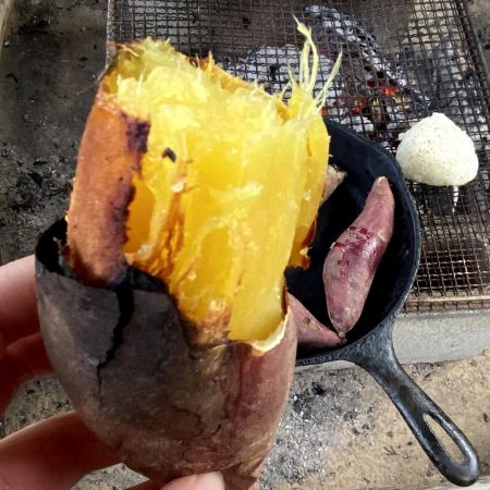 炭火の上に置いたフライパンで焼き芋