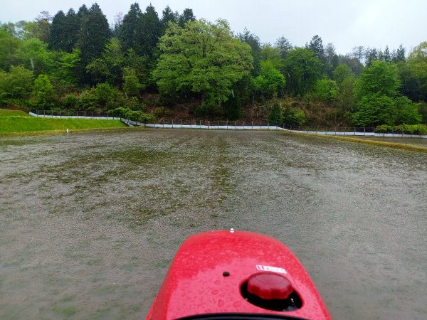 水を多めに入れて雨の日に掻くと前回走ったコースが見えなくてやりにくい