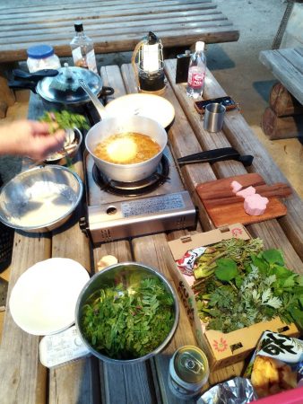タラの芽、カラスノエンドウ、ヨモギ、ミツバ、椎茸、サツマイモの天ぷら
