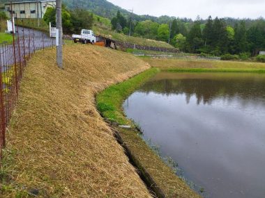 町道法面の草刈だけど個人で草刈