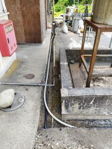 水中ポンプから受水槽までの送水パイプと電線管を埋設