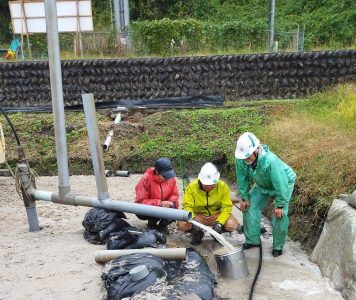 コンプレッサーで孔底に高圧エアーを送り孔内掃除と水量確認