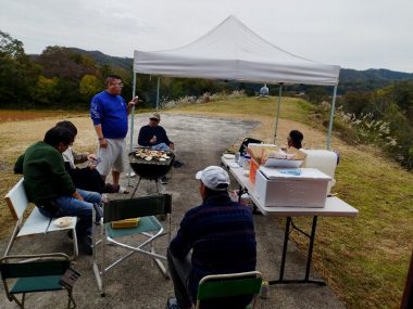 肉も焼きおにぎりもとっても美味しい  合間に飛んでいる人もいた