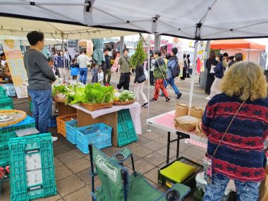 普段のマルシェより人出が多い