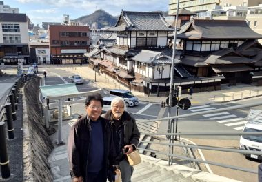 宿から道後温泉に向かう途中