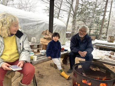 雪が降り始めたけど焚火のせいか寒くない