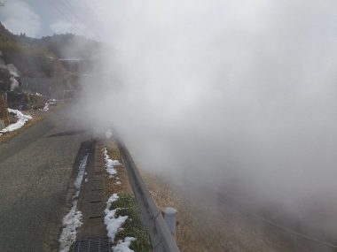 温泉蒸気で前方が見えなくなることもある