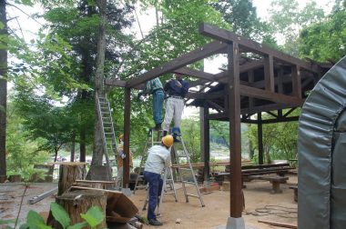 柱を建て在来部分と接続