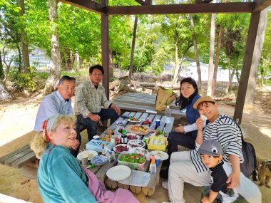 食べて喋って時間は過ぎる