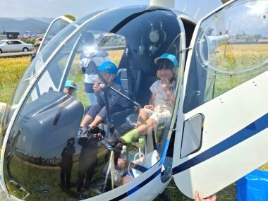 順番に機内で記念撮影