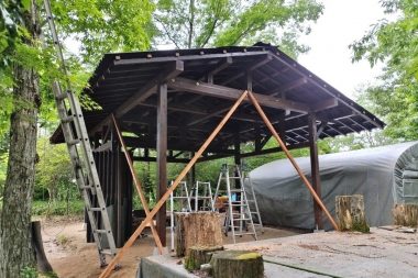 夕方になったので雨対策として屋根材を簡単に止める