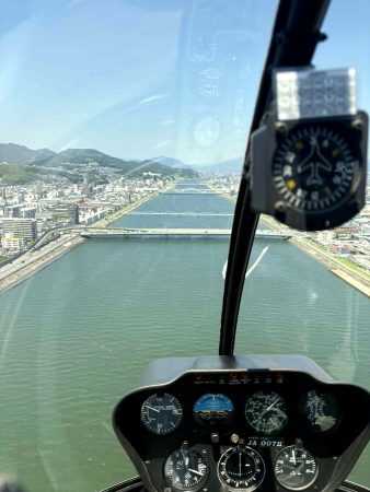 広島へリポート（旧広島空港）を離陸し太田川放水路上を北向けに上昇中