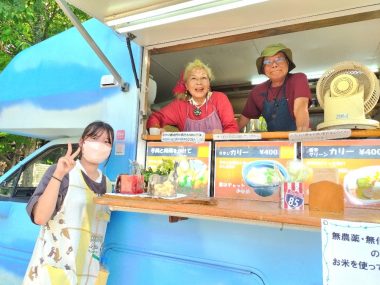 TAMさんが盛付 レイコさんが渡し ボランティアの学生さんが注文取り 私は周辺を徘徊