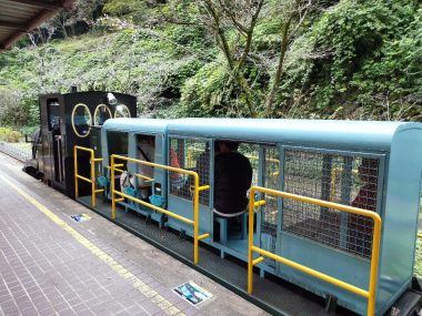 トロッコ列車で別子銅山の坑道へ