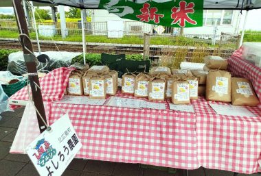 雨が降り込まないようにテーブルの両側を高くする