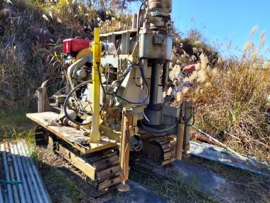 エンジンオイル交換、油圧オイル補充、ウインチワイヤー交換、油圧計修理