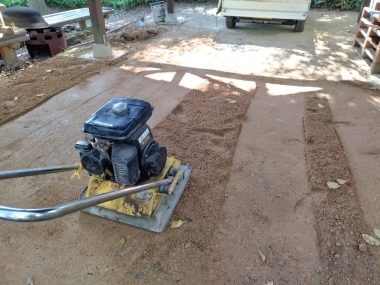 真砂土をプレートランマーで転圧する