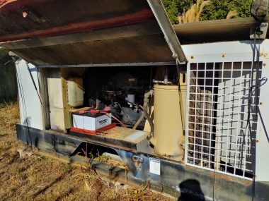 古い機種だけど圧力は14㎏/㎠　重量は3t弱　運転音はもの凄く大きい