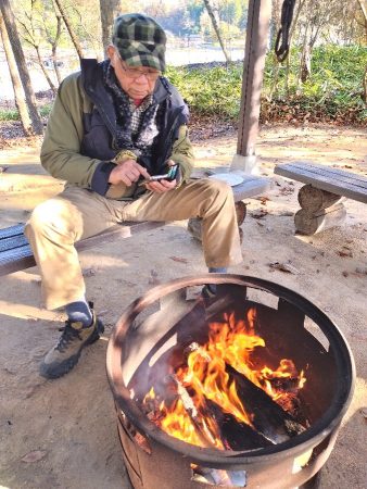昼から日が暮れるまで焚火をしながら過ごす