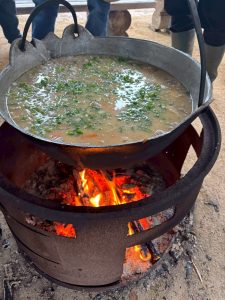 芋煮、20数人で食べるには多すぎた
