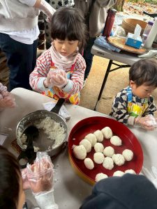 子供たちが作ったオニギリは大きさも形も色々