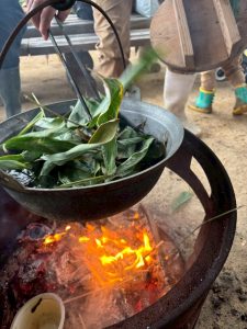 熊笹を炙ってササ茶のしたら爽やかな味だった