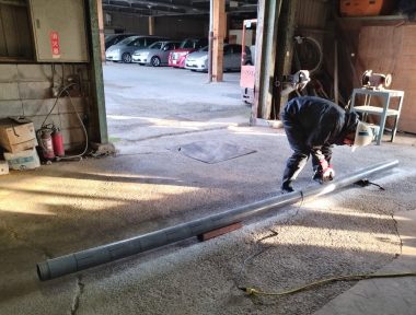 VP100に水が入ってくるスリット加工をする