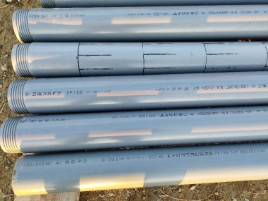 パイプはネジで接続する