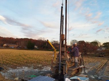 VP100mを吊って孔内へ挿入