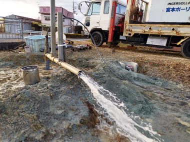 目砂利充填後、孔内洗浄と揚水量確認のためエアリフトで水を揚げる