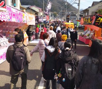 向こうの山の下あたりまで行ったらダルマがあった