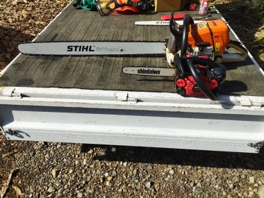 長さ90cmのチェンソーガイドバー（ドイツ製）を取付けて小型機と比較