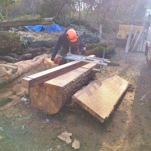 丸太の上の角材はガイドレールとして置いてある