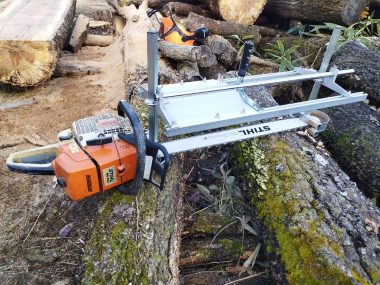 チェンソーと製材機をセットした状態