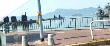 潜水艦を見ながら呉を通過