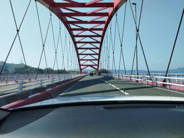 新しい方の音戸大橋を渡って倉橋島に入る