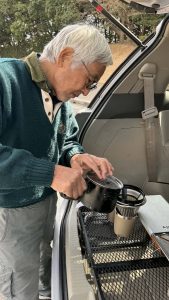 駐車場で【コナ】コーヒーを